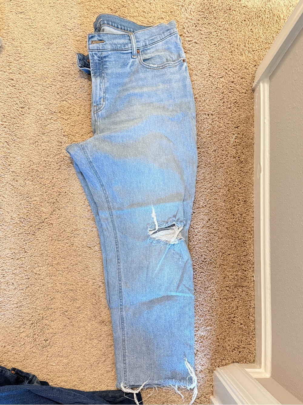 Old Navy Light Blue Women's Distressed mid-Rise boyfriend Jeans